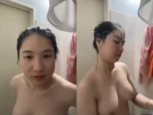 Gái vú ngon, vừa call với gấu vừa tắm